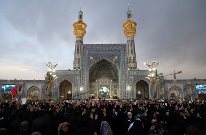 Im Iran findet der dritte Tag der Trauerfeierlichkeiten für den verstorbenen Präsidenten Raisi statt. Foto: epa/Stringer