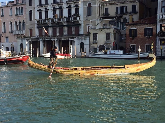 Remiera Francescana Unternehmen Tischlermeister Angelo Boscolo in seiner Gondel in Venedig. Foto: epa/Andrea Merola