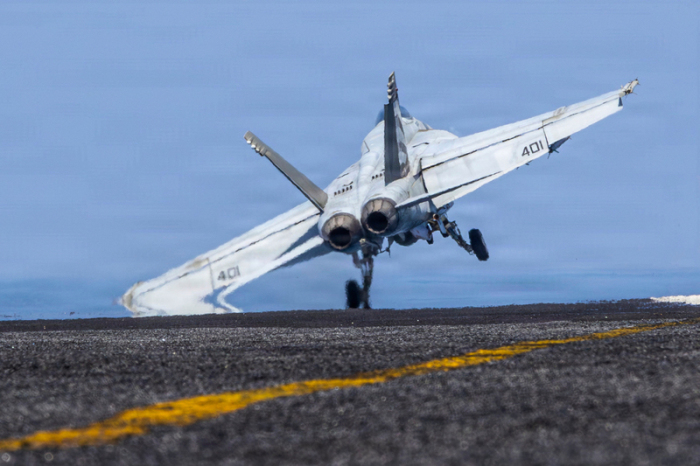 Eine F/A-18E Super Hornet startet vom Flugzeugträger USS Abraham Lincoln zu einem Einsatz im Zusammenhang mit militärischen Operationen. Foto: dpa/Us Central Command