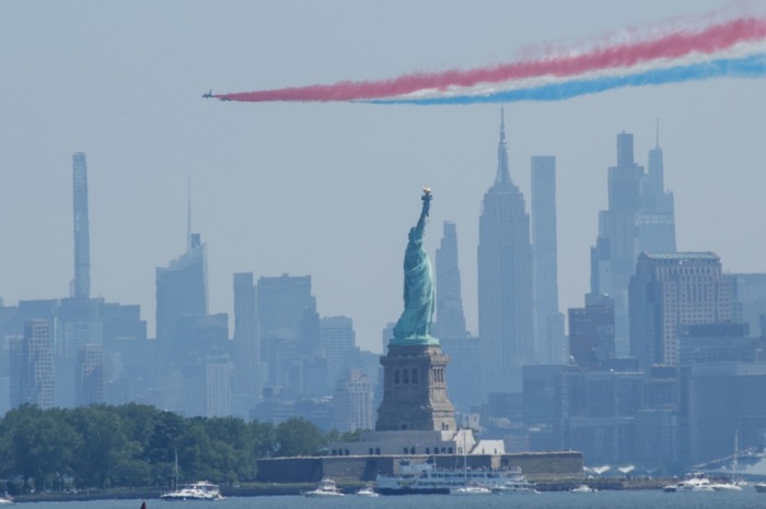 Militärflugzeuge fliegen über New York beim Parade of Sail zum 250. Unabhängigkeitstag der USA. Foto: epa/Kena Betancur