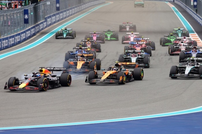Formel-1-Piloten liefern sich beim Miami Grand Prix ein spannendes Rennen auf dem Stadtkurs in Florida vor tausenden Fans. Foto: epa/Cristobal Herrera-ulashkevich