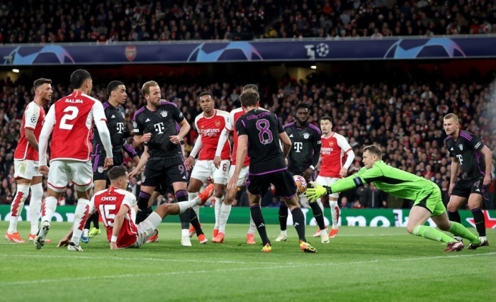 Bayerns Torhüter Manuel Neuer kommt im Viertelfinale der UEFA Champions League an den Ball. Foto: epa/Andy Rain