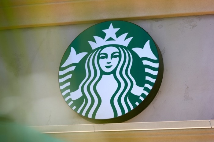 Das Logo der Kaffeekette Starbucks ist an einer Filiale in Los Angeles zu sehen. Anleger erwarteten die Veröffentlichung der Quartalszahlen des Unternehmens. Foto: epa/Allison Dinner