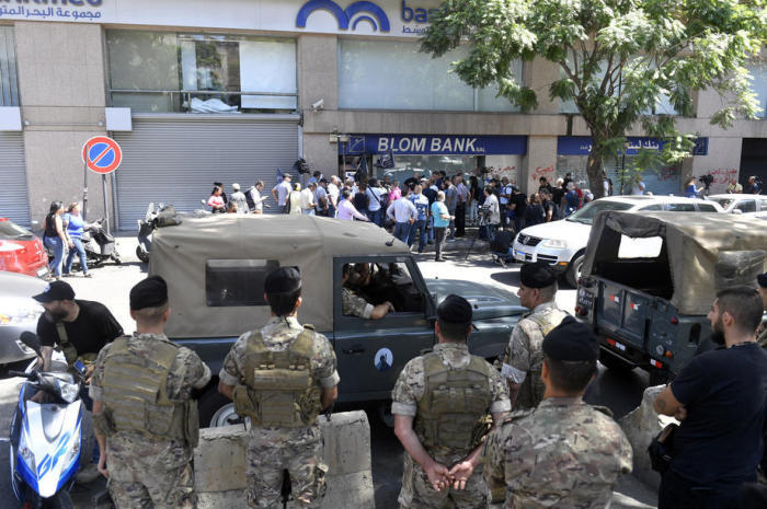 Soldaten der libanesischen Armee stehen während einer Geiselnahme in Beirut vor einer Filiale der Blom Bank Wache. Foto: epa/Wael Hamzeh