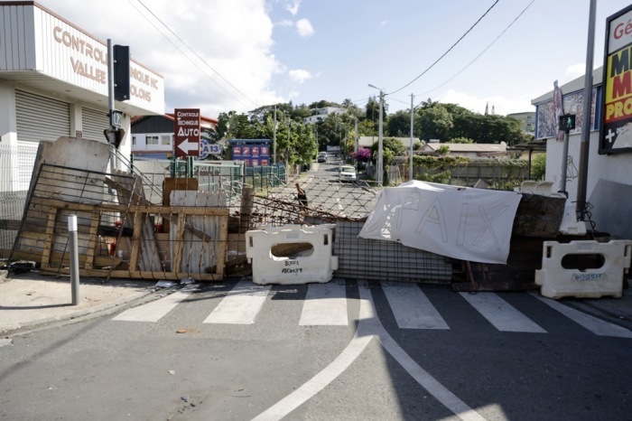 Straßenblockade in Noumea, Frankreichs pazifischem Territorium Neukaledonien. Foto: epa/Pool Maxppp Out