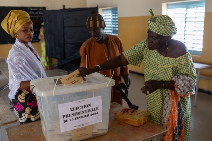 Eine Frau gibt ihre Stimme während der Präsidentschaftswahlen in Ndiaganiao in der Region Thies ab. Foto: epa/Jerome Favre