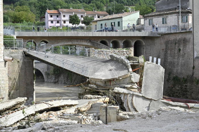 Eine eingestürzte Fußgängerbrücke nach den Überschwemmungen des Flusses Sanguerone, die durch eine nächtliche Regenbombe in Sassoferrato, Provinz Ancona, Mittelitalien, verursacht wurden. Foto: epa/Alessandro Di Meo