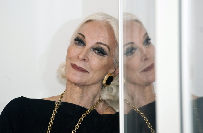 Das US-Model Carmen Dell'Orefice beim Fototermin im Victoria and Albert Museum. Foto: Will Oliver/epa File/dpa