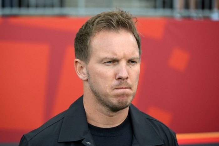 Julian Nagelsmann beobachtet das Geschehen vor dem WM-Gruppenspiel zwischen Deutschland und der Elfenbeinküste in Toronto. Foto: epa/Eduardo Lima
