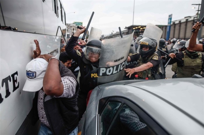 Die Polizei sowie Anhänger und Gegner von Castillo stehen sich vor seiner Haftanstalt in Lima gegenüber. Foto: epa/Aldair Mejia