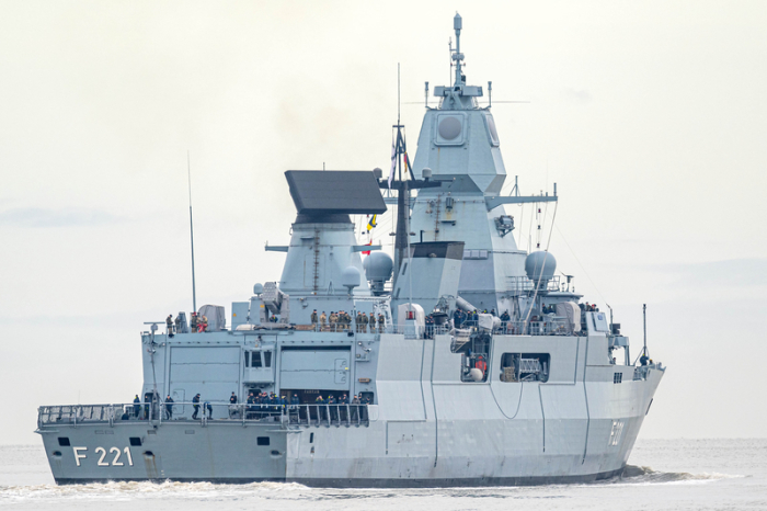Die Fregatte «Hessen» läuft aus dem Hafen aus. Foto: Sina Schuldt/dpa