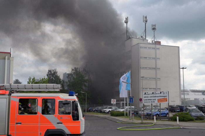 Rauch verhüllt ein Gebäude in Berlin-Lichtenfelde. Bei einem Großbrand in einer Firma für Metalltechnik in Berlin-Lichterfelde hat sich am Freitag eine riesige Rauchwolke über dem Westen der Stadt gebildet. Foto: Michael Bahlo/dpa