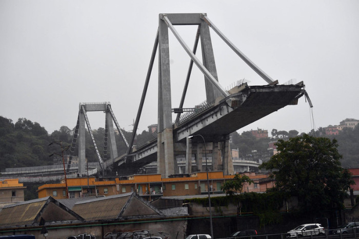 Ein großer Teil des Morandi-Viadukts, auf dem die Autobahn A10 verläuft, ist in Genua eingestürzt. Foto: epa/Luca Zennaro