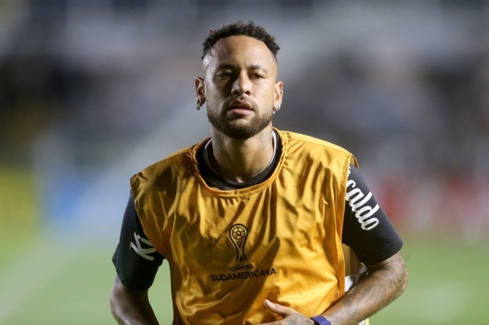 Neymar wärmt sich vor dem CONMEBOL-Sudamericana-Spiel zwischen Santos und Deportivo Recoleta auf. Foto: EPA/Guilherme Dionizio