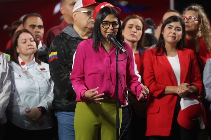 Venezuelas Interimspräsidentin Delcy Rodríguez spricht in Caracas nach der Unterzeichnung der Reform des Organgesetzes über Kohlenwasserstoffe. Foto: epa/Miguel Gutierrez