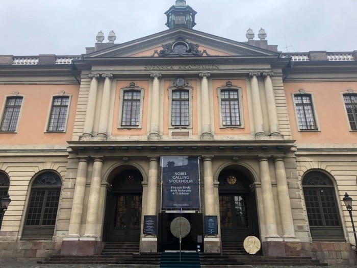 Das Nobelpreismuseum in der Altstadt Gamla Stan weist auf die Tage der Nobelpreis-Bekanntgaben hin. Foto: Steffen Trumpf/dpa