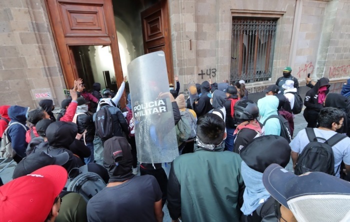 Demonstranten beschädigen den Nationalpalast in Mexiko-Stadt. Foto: epa/Isaac Esquivel