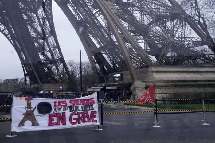 Die Beschäftigten beklagten unzureichende Finanzmittel für den Unterhalt des Pariser Wahrzeichens. Foto: Michel Euler/Ap/dpa