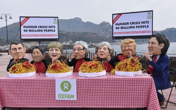  Oxfam prangert Missstände häufig durch medienwirksame Aktionen an. Foto: epa/Orietta Scardino