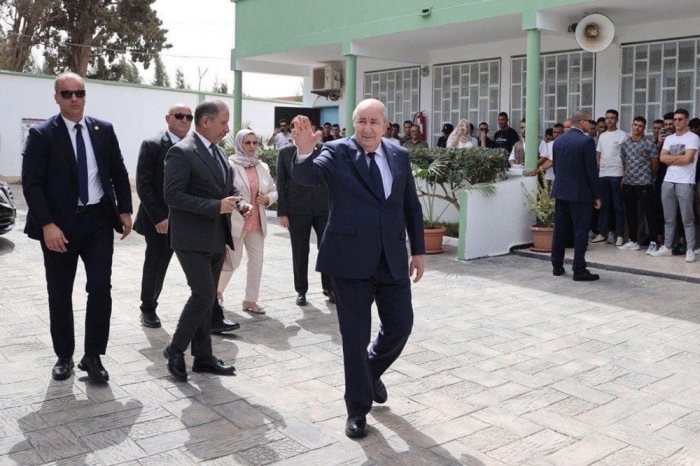 Der Presse-Dienst der algerischen Präsidentschaft zeigt den algerischen Präsidenten, Abdelmadjid Tebboune (C), in Algier. Foto: epa/Algerische PrÄsidentschaft