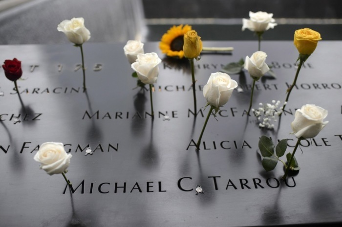 Am nationalen Denkmal für den 11. September stehen Blumen vor den Namen. Foto: epa/Bonnie Cash