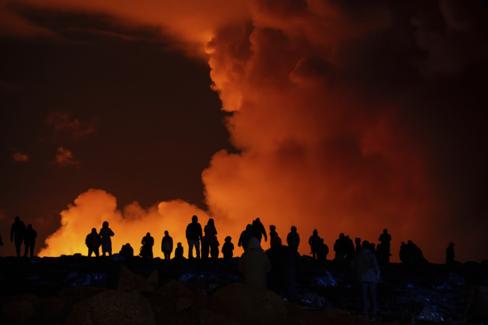 Schaulustige beobachten die Rauchschwaden vulkanischer Aktivität zwischen Hagafell und Stóri-Skógfell. Zum vierten Mal in vier Monaten ist auf Island ein Vulkan in derselben Region ausgebrochen. Foto: Marco di Marco/Ap