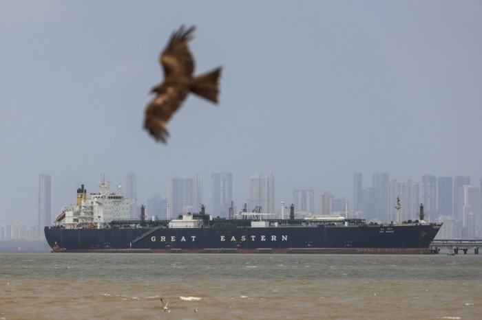 Der Flüssiggastanker Jag Vasant erreicht den Hafen von Mumbai mit einer Lieferung über die Straße von Hormus trotz wachsender Spannungen im Nahen Osten. Foto: EPA/Divyakant Solanki