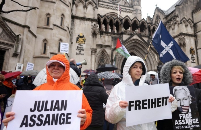 Unterstützer von Julian Assange protestieren am zweiten Tag der Berufungsverhandlung über die Auslieferung von Julian Assange vor dem Royal Courts of Justice in London. Foto: epa/Neil Hall