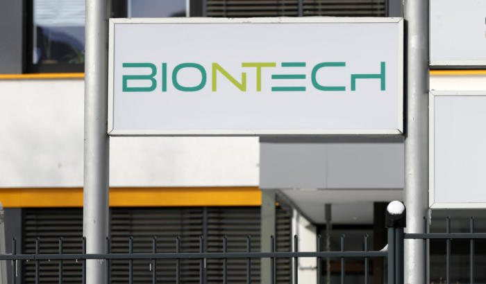 Ansicht eines Logos von BionTech am Eingang eines Industrieparks. Foto: epa/Ronald Wittek