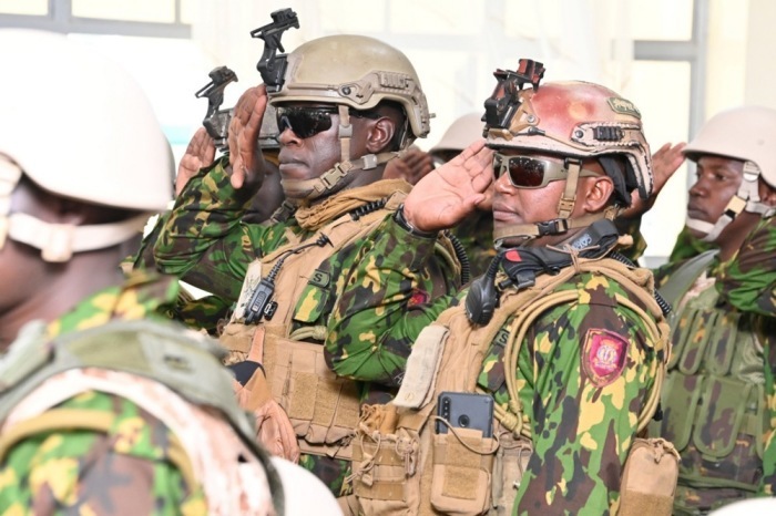 Kenianischer Präsident Ruto segnet die erste Gruppe von Polizisten für die UN-Friedensmission in Haiti ab. Foto: epa/Rebecca Nduku