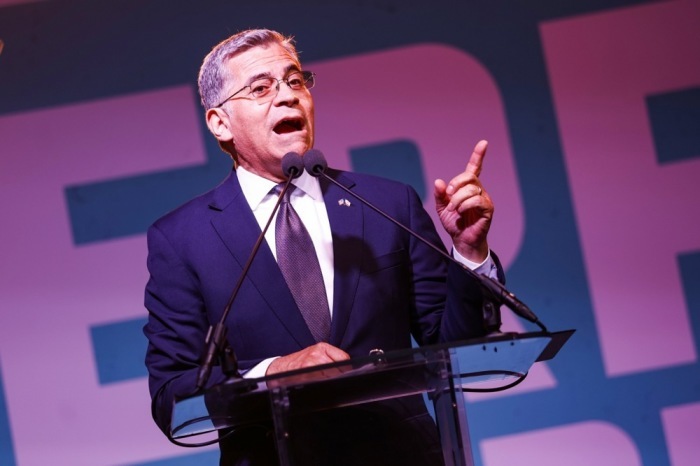 Xavier Becerra spricht bei einer Wahlveranstaltung in Los Angeles zu seinen Anhängern. Foto: epa/Chris Torres