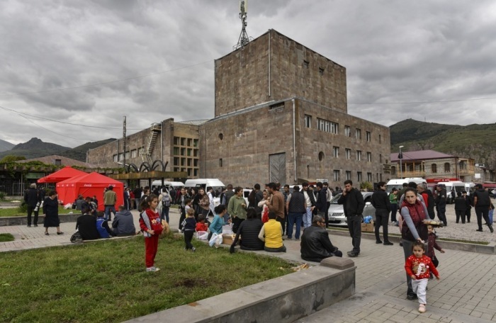 Äthnische Armenier aus Berg-Karabach warten in der Nähe eines Registrierungszentrums des Roten Kreuzes in Goris. Foto: epa/Narek Aleksanyan