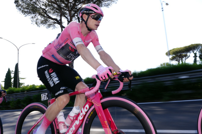 Jonas Vingegaard im Rosa Trikot während der Schlussetappe des Giro d’Italia in Rom. Foto: AP/dpa/fabio Ferrari