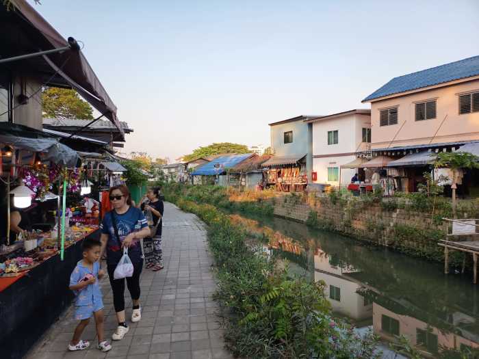 Am Khlong Mae Kha in Chiang Mai lädt ein neu gestaltetes Uferquartier abends zum Bummeln und Fotografieren ein. Fotos: DER FARANG