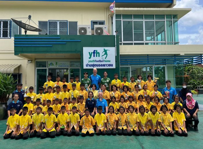 Hagen Hübner mit den Kindern des Youth Football Home Phuket – ein Projekt, das Perspektiven schafft, weit über den Fußball hinaus. Foto: Hübner