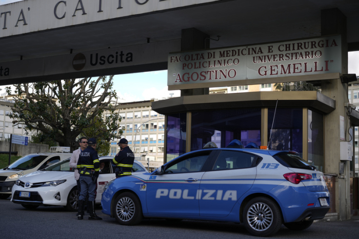 Ein Polizeiauto steht vor dem Krankenhaus Agostino Gemelli. Papst Franziskus ist in ein Krankenhaus gebracht worden. Foto: Andrew Medichini/Ap/dpa