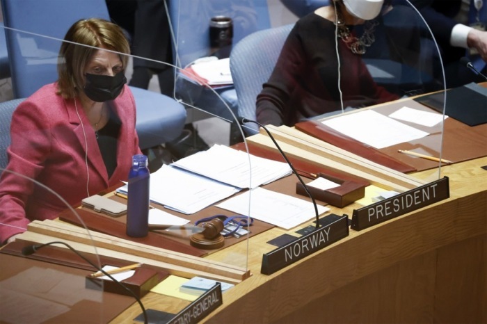 Die norwegische UN-Botschafterin Mona Juul spricht im UN-Hauptquartier in New York bei einer Sitzung zur Ukraine-Russland-Krise. Foto: epa/Jason Szenes