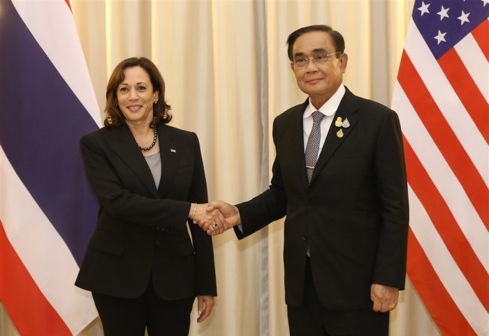 US-Vizepräsidentin Kamala Harris (l.) und Thailands Premier Prayut Chan-o-cha (r.) schütteln sich die Hände während eines bilateralen Treffens im Government House in Bangkok am 19. November 2022. Foto: epa/Efe/narong Sangnak