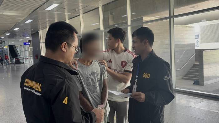 Ermittler des Central Investigation Bureau nehmen den 23-jährigen Tatverdächtigen an der Bang Sue Grand Station in Bangkok fest. Bild: TMN.TV