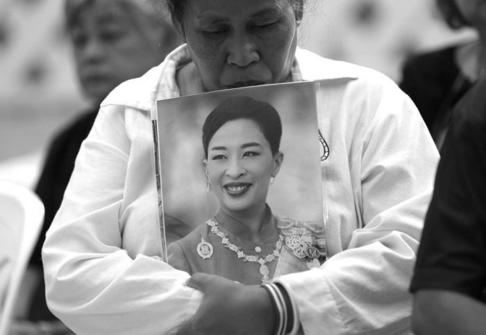Vor dem King Chulalongkorn Memorial Hospital zeigen Menschen ihre Verbundenheit mit der verstorbenen Königstochter. Foto: epa/Rungroj Yongrit