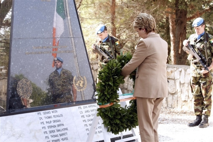 Die Präsidentin von Irland, Mary McAleese, legt einen Kranz am Grab des Unbekannten Soldaten nieder. Archivfoto: epa/STR