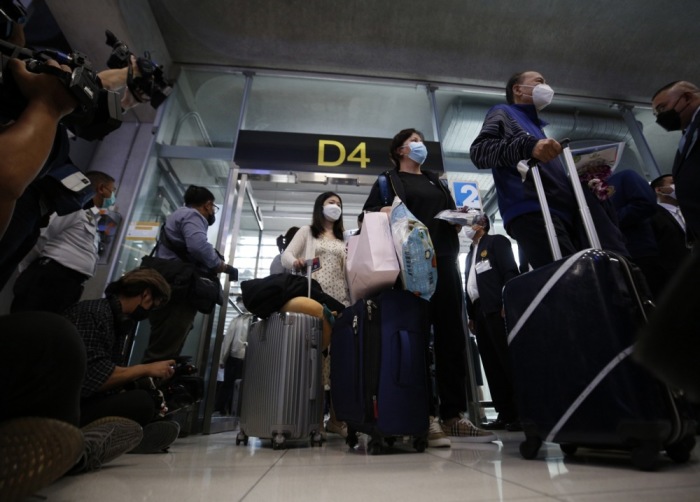 Chinesische Touristen bei der Ankunft am Suvarnabhumi Airport in Bangkok. Foto: epa/Narong Sangnak