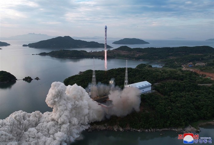Start eines militärischen Aufklärungssatelliten durch Nordkorea. Foto: epa/Kcna