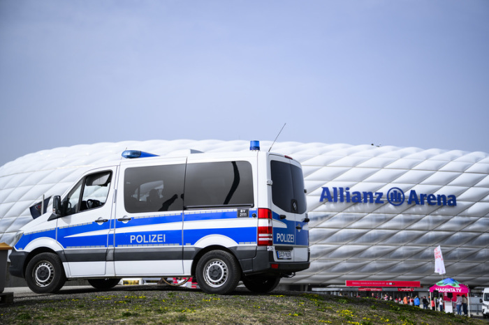 Ein Auto der Polizei steht vor dem Spiel vor der Allianz Arena. Sicherheit hat für die deutschen Behörden bei der Fußball-EM oberste Priorität. Foto: Tom Weller/dpa