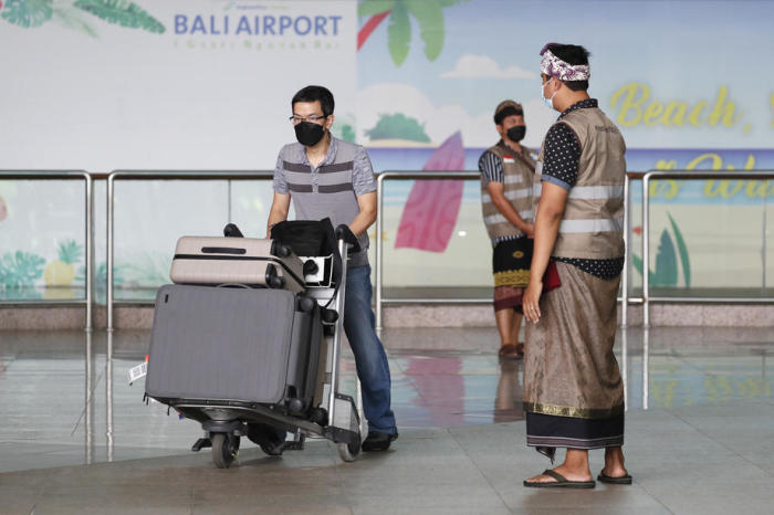Ausländische Reisende kommen auf dem internationalen Flughafen Ngurah Rai in Bali an. Foto: epa/Made Nagi