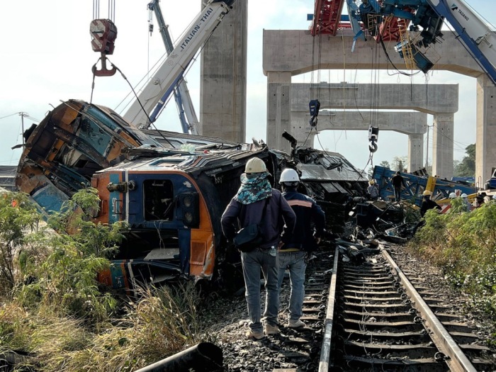 Rettungskräfte arbeiten an der Unglücksstelle im Bezirk Sikhio (Provinz Nakhon Ratchasima), nachdem ein Passagierzug mit fast 200 Menschen an Bord infolge eines umgestürzten Baukrans entgleist ist. Foto: epa/Narong Sangnak