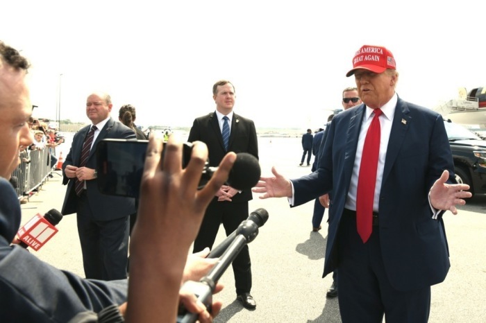 Ex-US-Präsident Trump landet auf dem Flughafen von Atlanta. Foto: epa/Edward M. Pio Roda