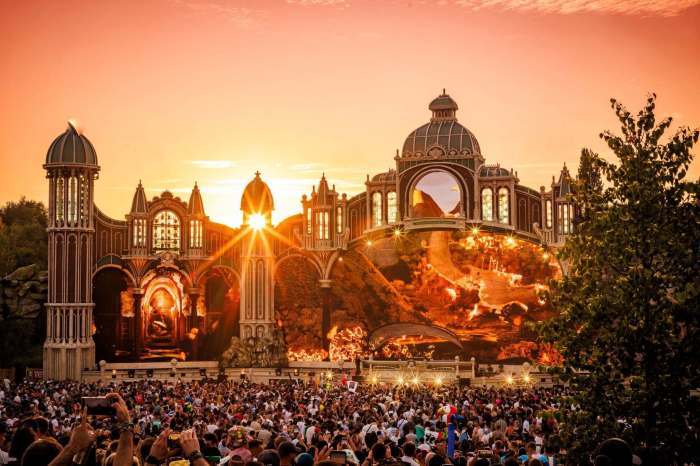 Die monumentale Hauptbühne von Tomorrowland zählt zu den spektakulärsten Festivalbauten der Welt und bildet das Herzstück des Festivals. Foto: Tomorrowland