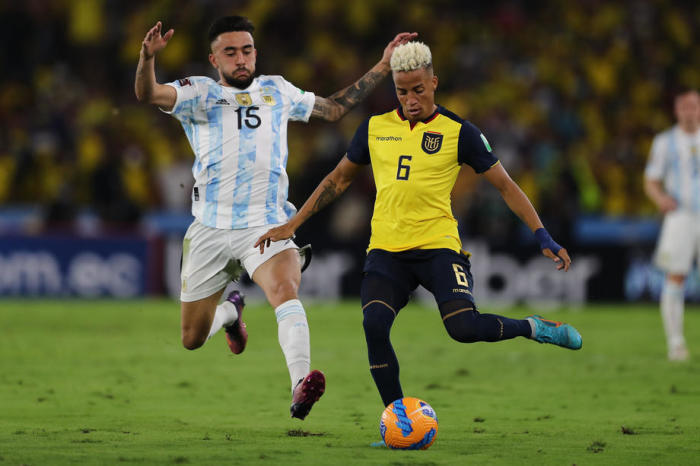 Ecuador's Byron Castillo kämpft mit Nicolas Gonzalez (L) von Argentinien um den Ball. Foto: epa/Jose Jacome