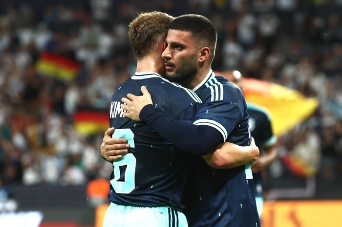 Deniz Undav feiert sein Tor zum 1:0 im WM-Test gegen Finnland gemeinsam mit Joshua Kimmich in der Mewa Arena. Foto: dpa/Christian Charisius